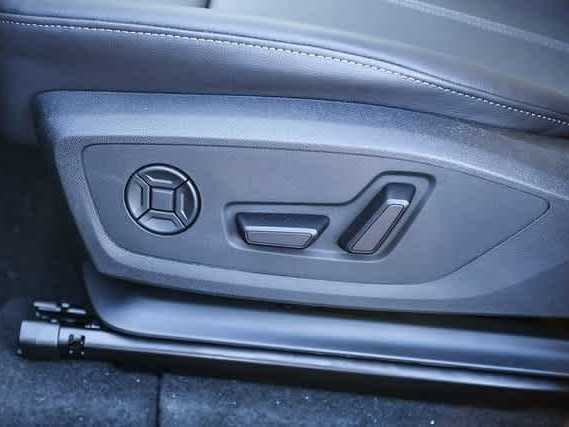 Thumbnail: 2025 Audi Q6 e-tron - 21