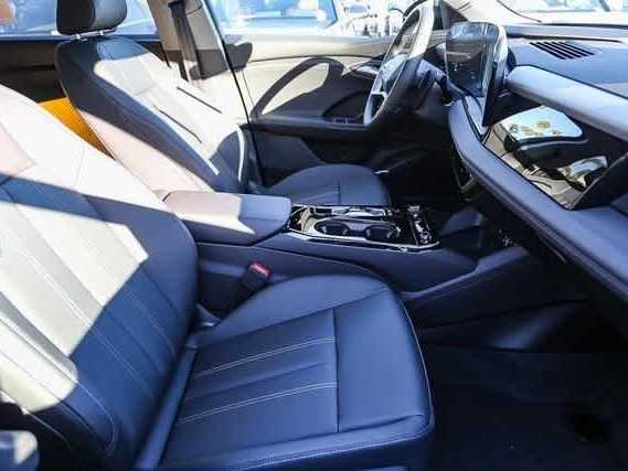 Thumbnail: 2025 Audi Q6 e-tron - 16