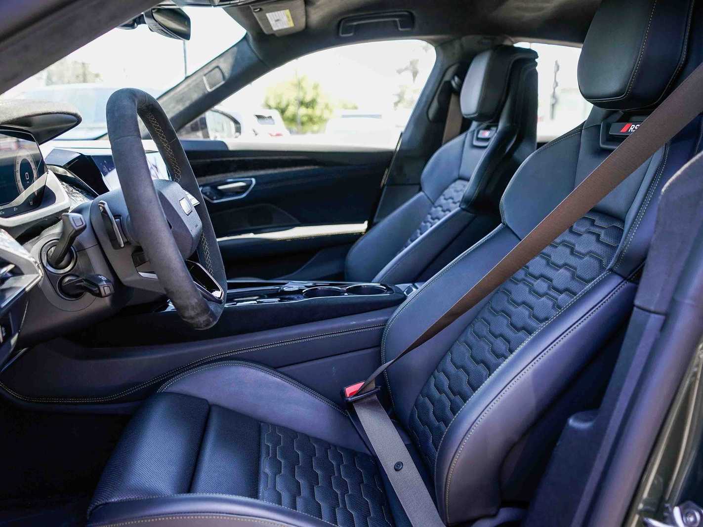 Thumbnail: 2025 Audi RS e-tron GT - 18