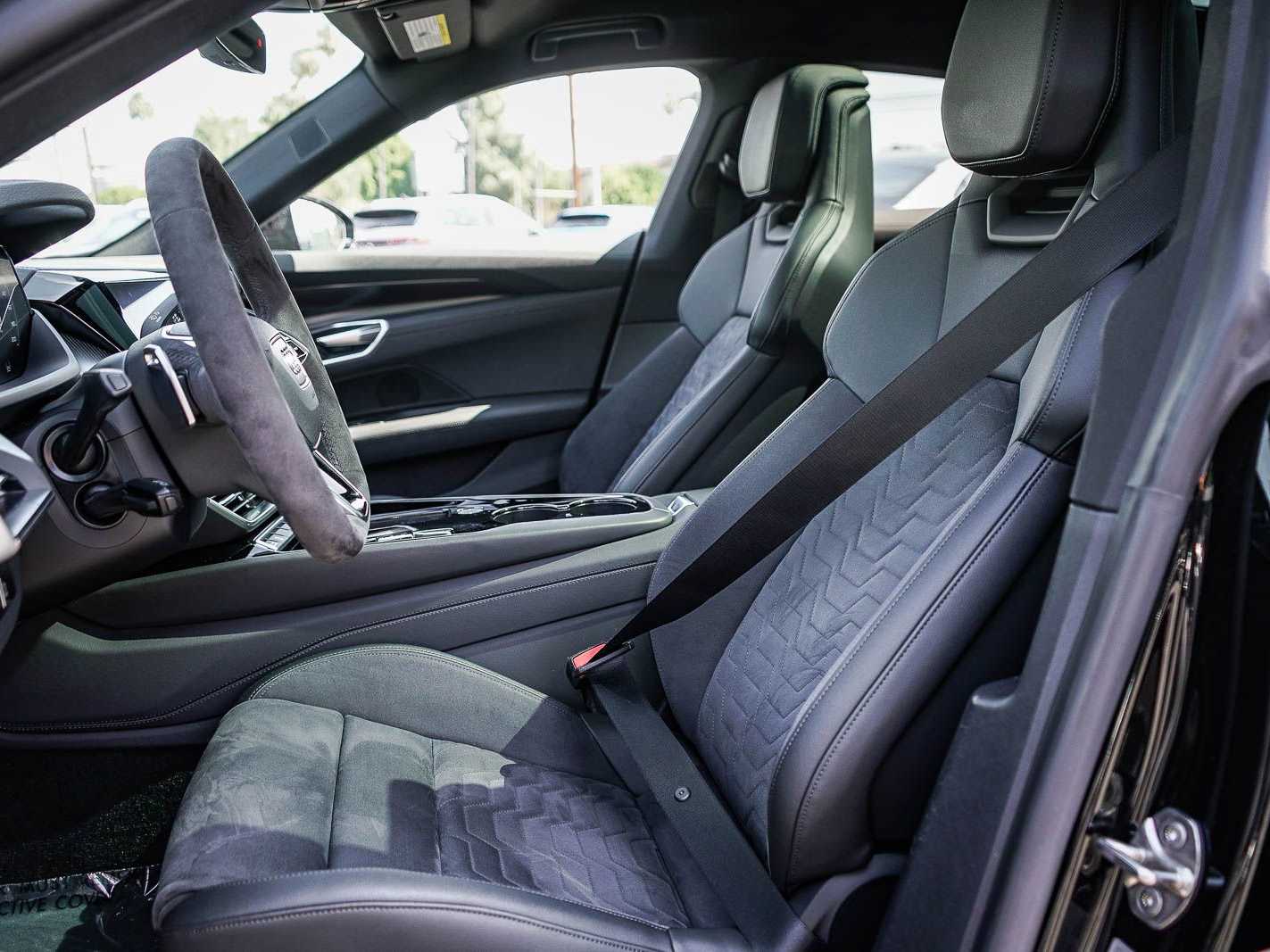 Thumbnail: 2022 Audi e-tron GT - 17