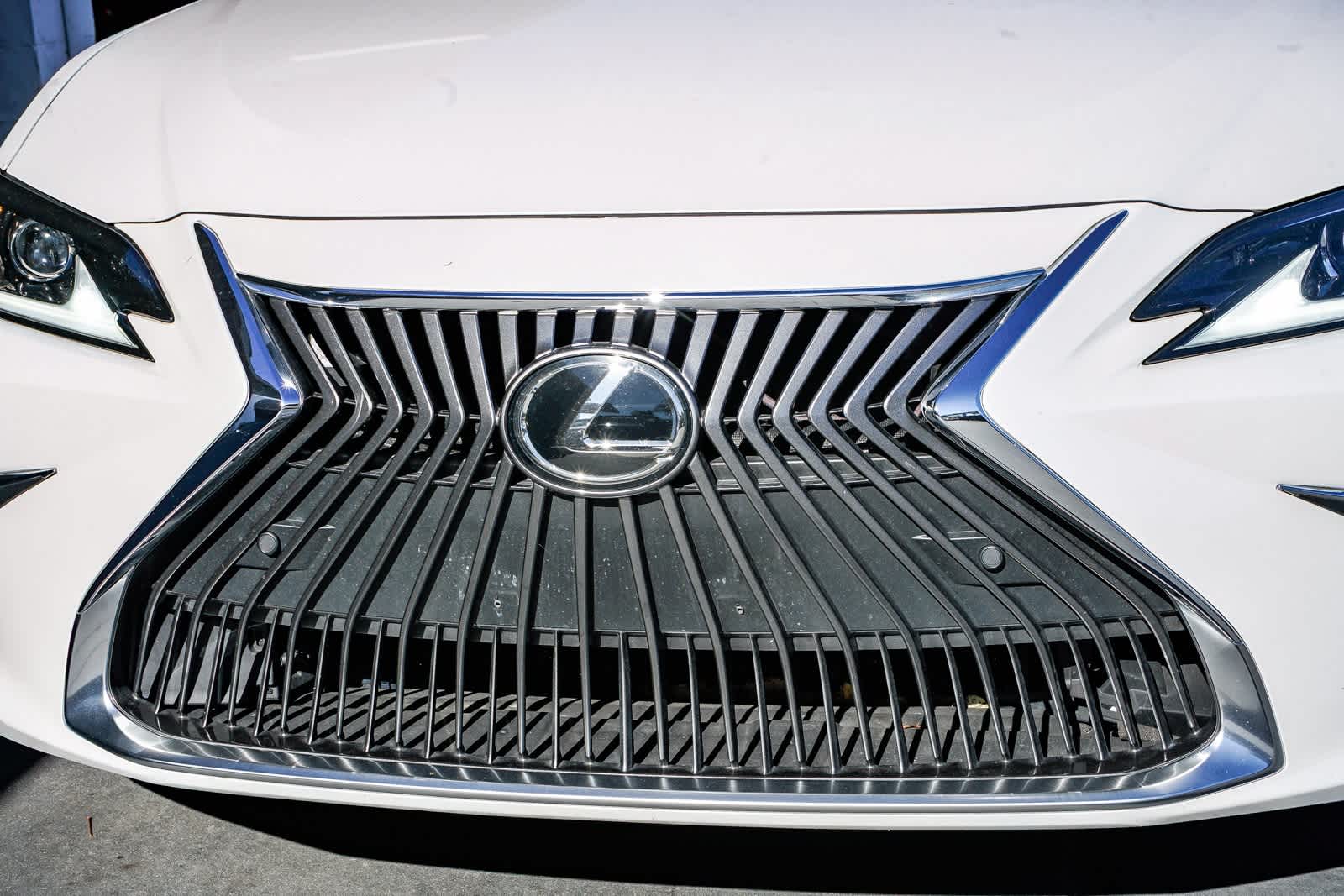 Thumbnail: 2021 Lexus ES - 8