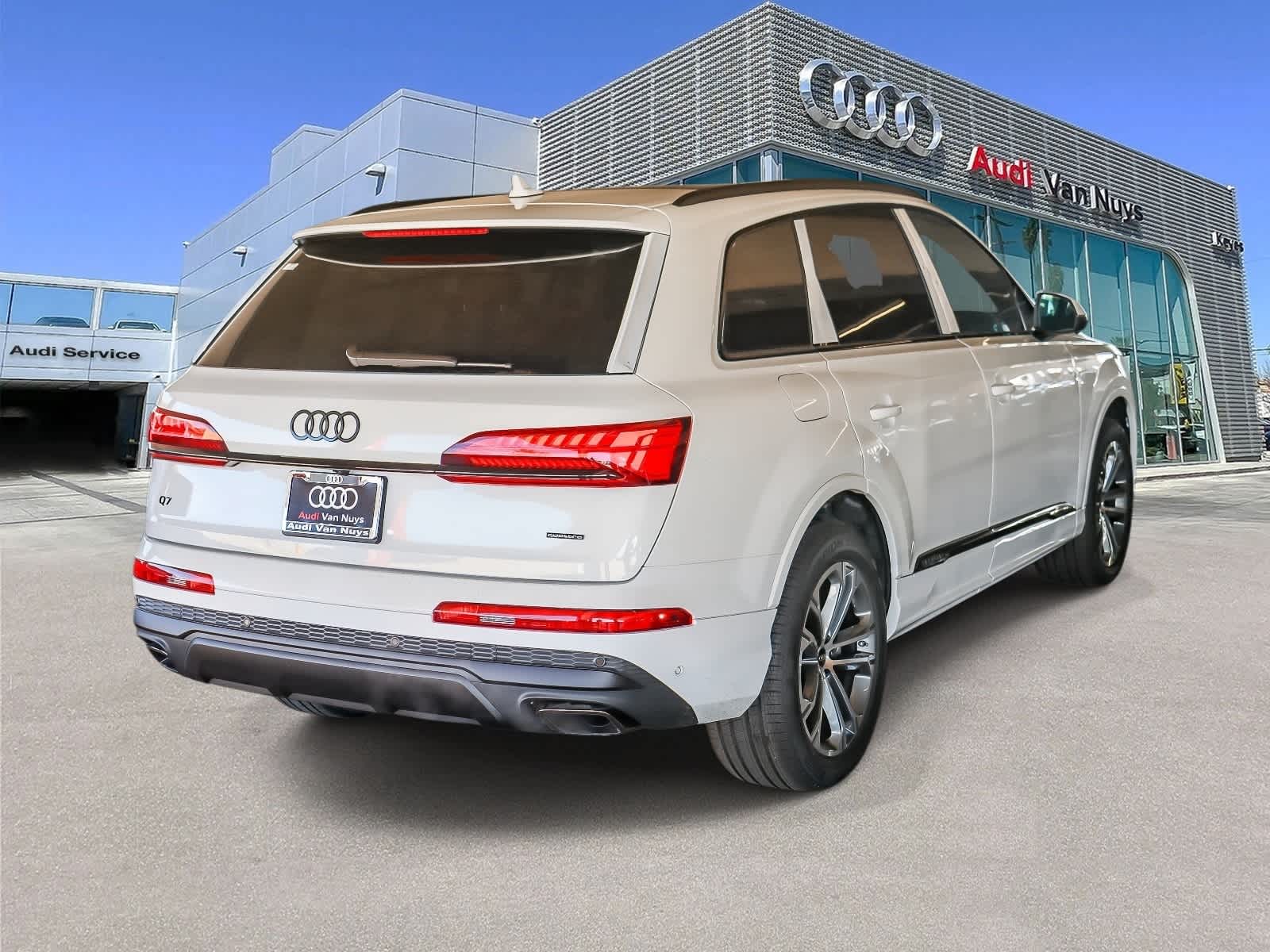 Thumbnail: 2026 Audi Q7 - 4
