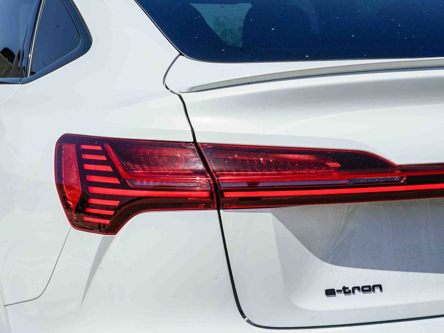 Thumbnail: 2023 Audi e-tron S - 9