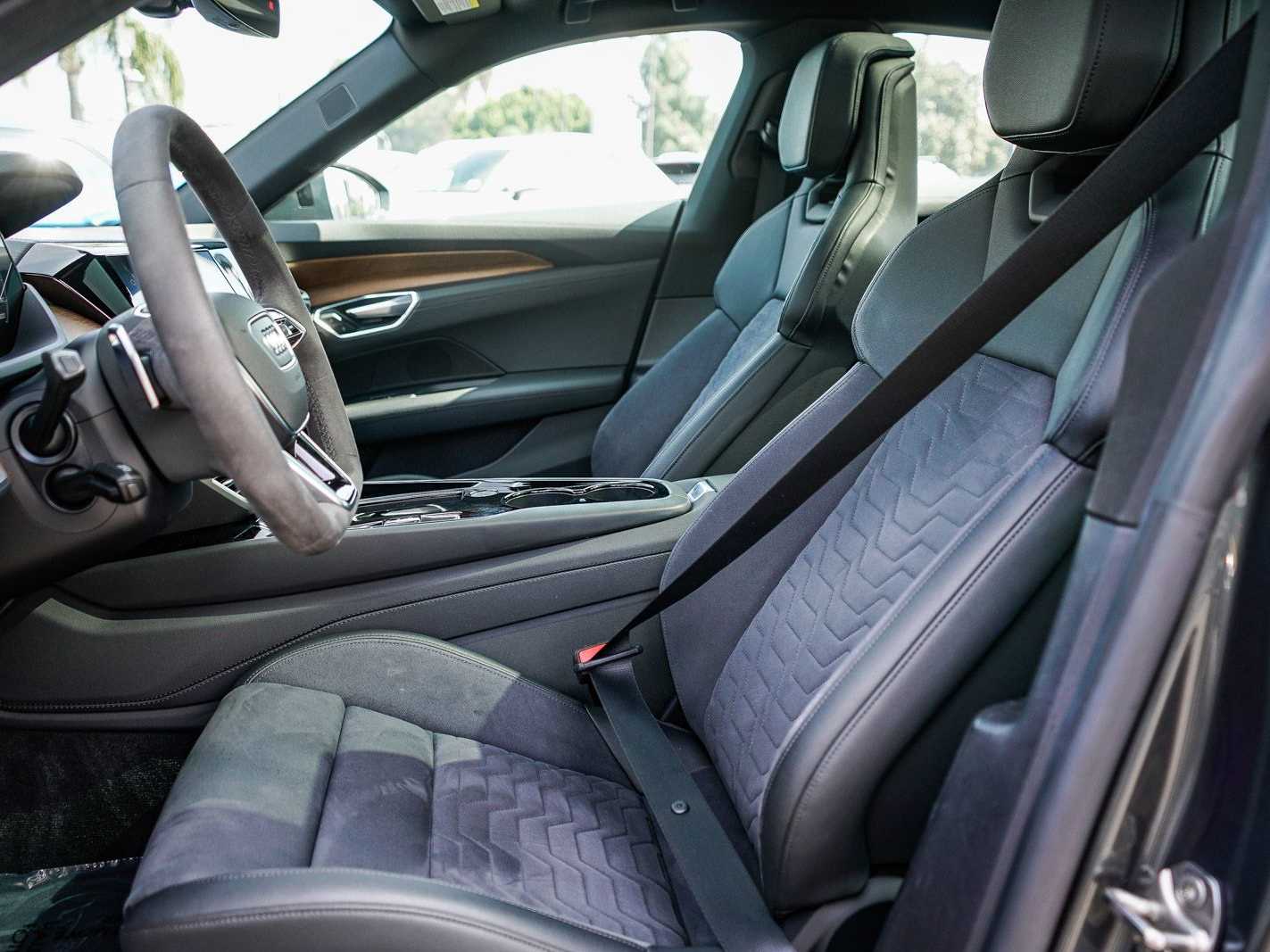 Thumbnail: 2022 Audi e-tron GT - 17