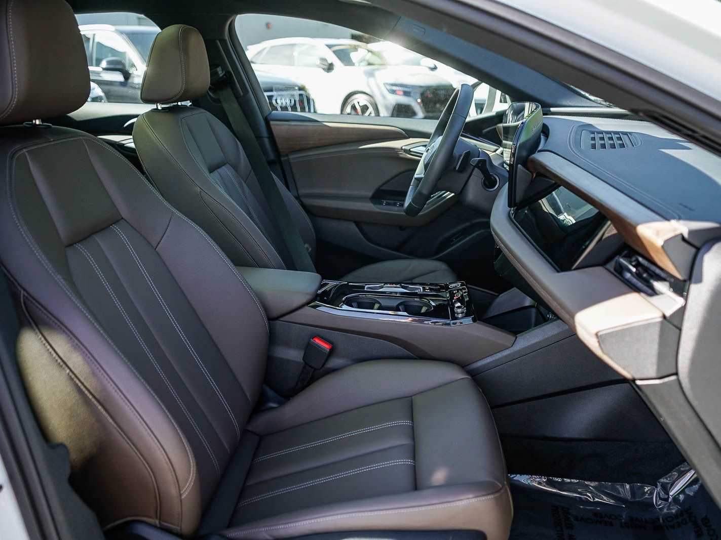 Thumbnail: 2025 Audi e-tron - 16