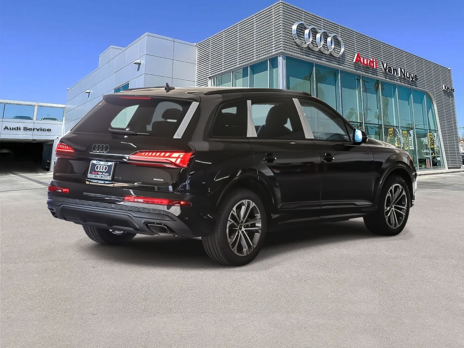 Thumbnail: 2026 Audi Q7 - 4