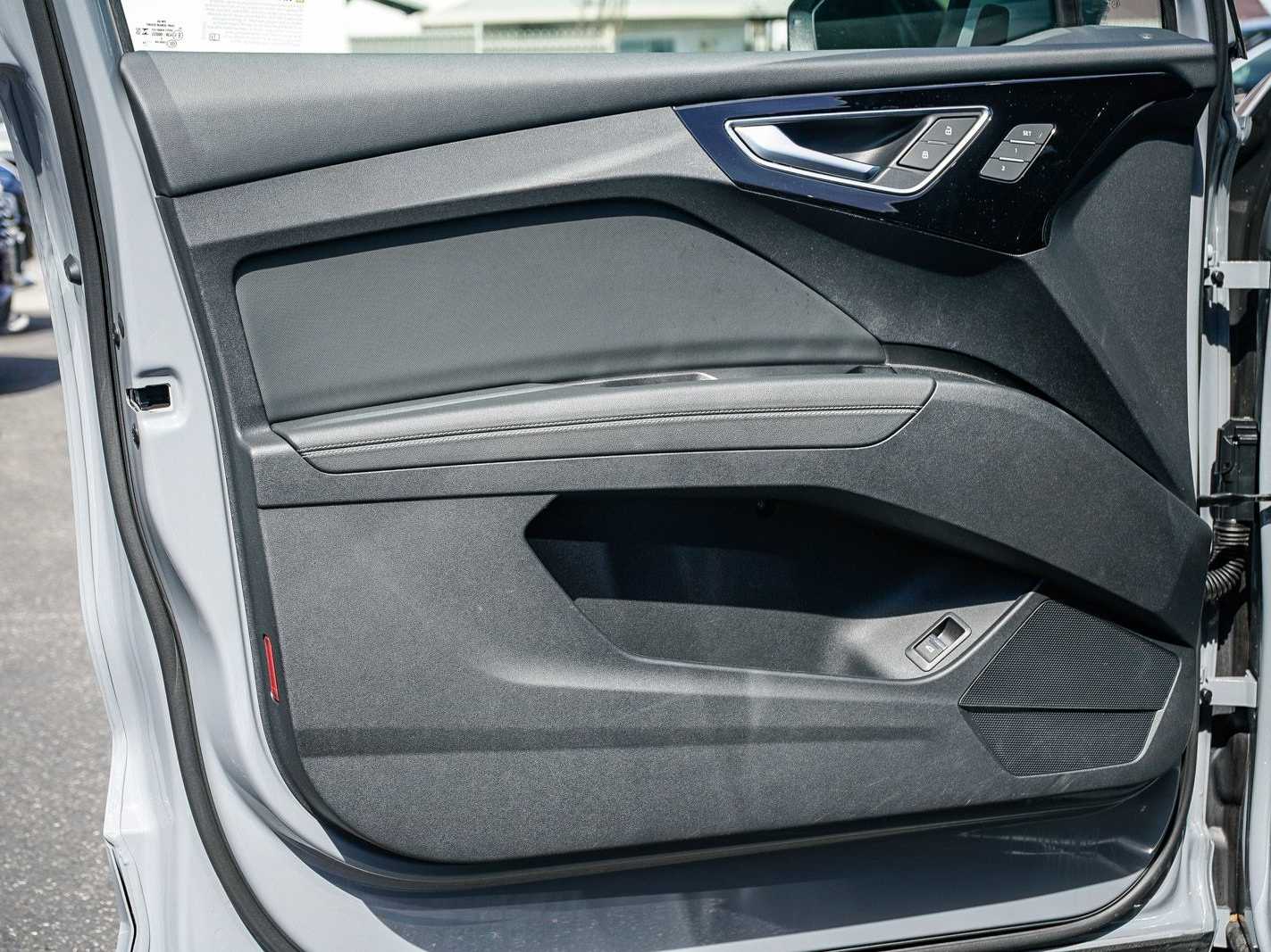 Thumbnail: 2023 Audi Q4 e-tron - 19