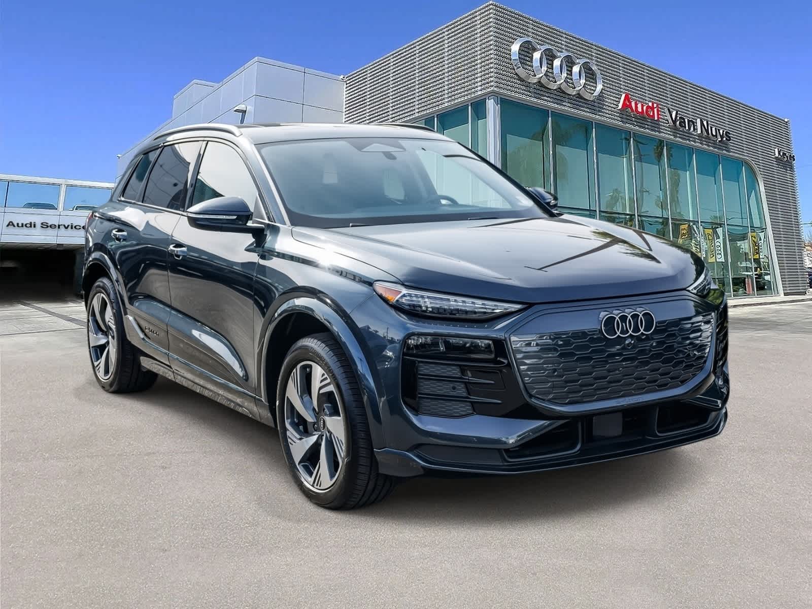 Thumbnail: 2025 Audi Q6 e-tron - 5