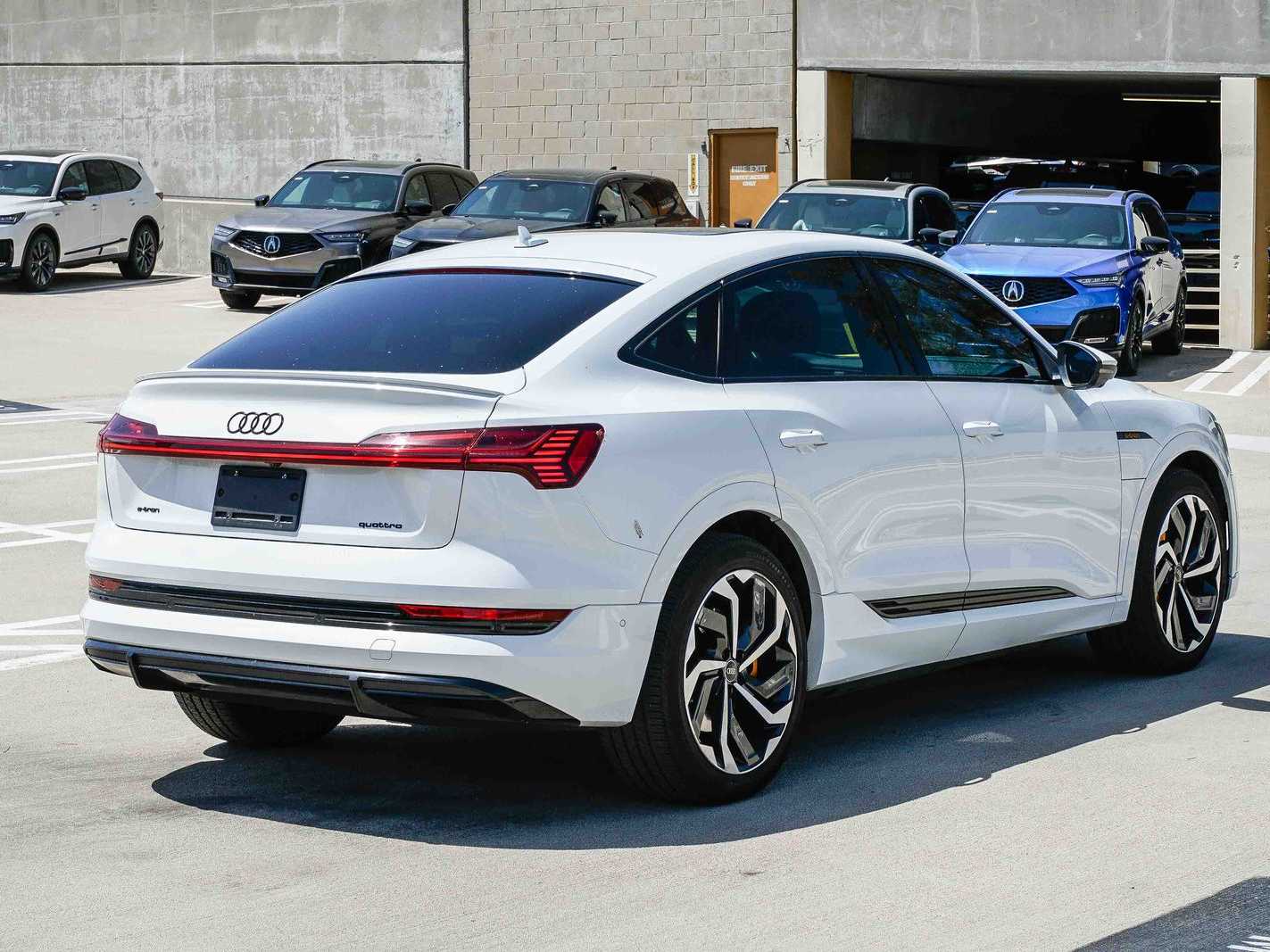 Thumbnail: 2023 Audi e-tron S - 4