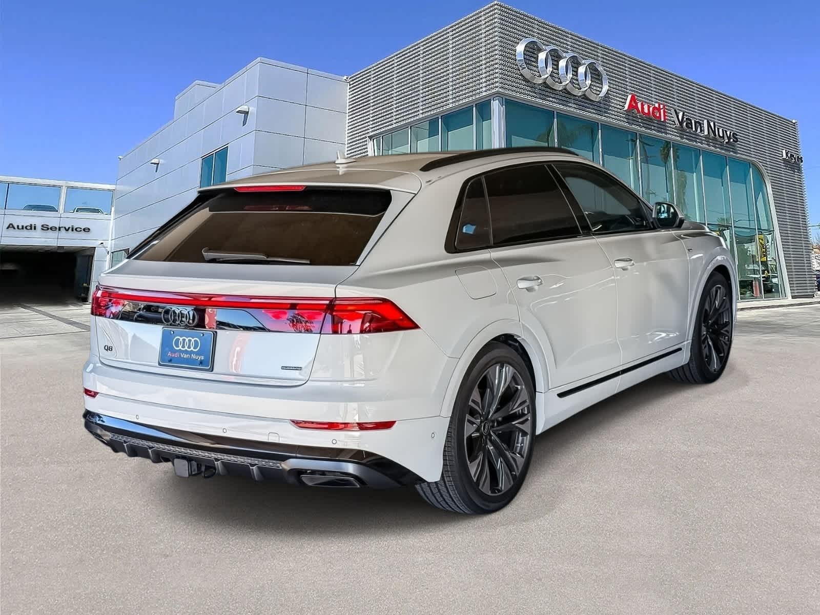 Thumbnail: 2026 Audi Q8 - 4