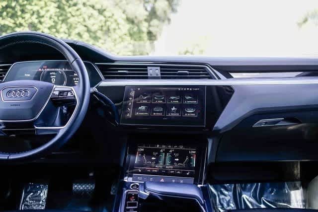 Thumbnail: 2022 Audi e-tron - 13