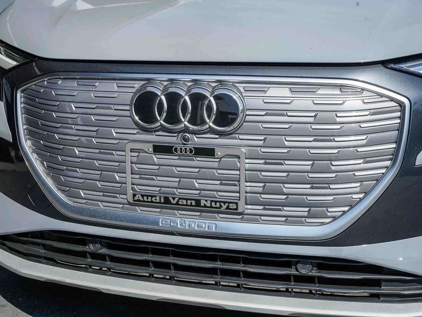 Thumbnail: 2023 Audi Q4 e-tron - 8