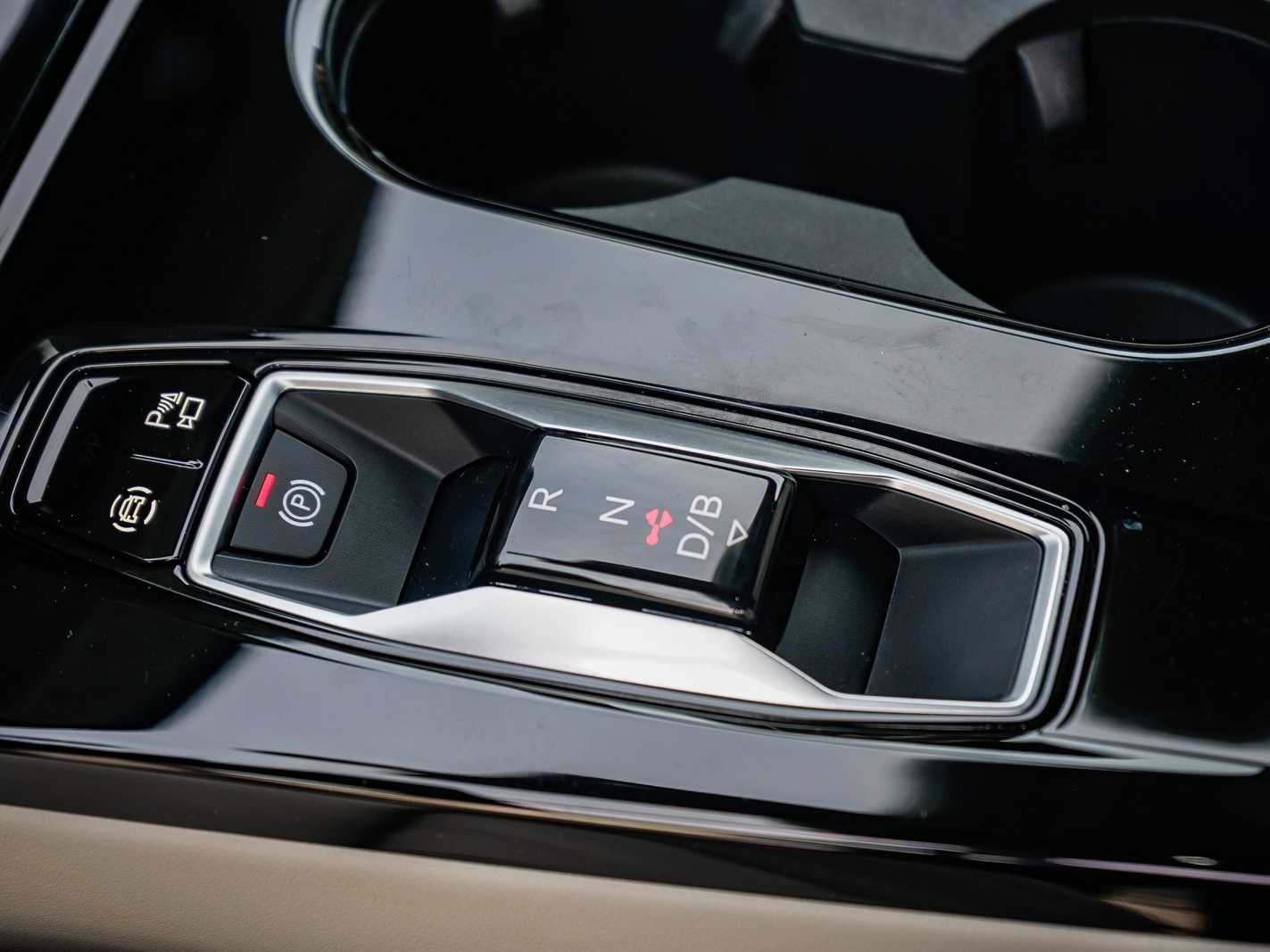 Thumbnail: 2025 Audi Q6 e-tron - 21