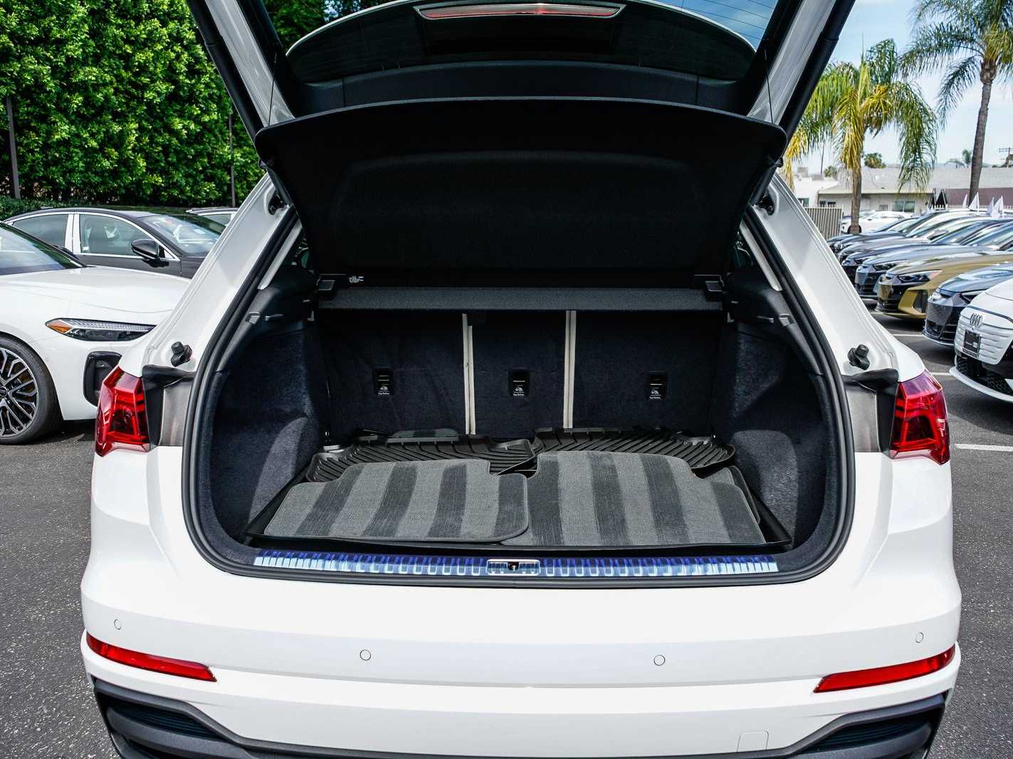 Thumbnail: 2025 Audi Q3 - 26