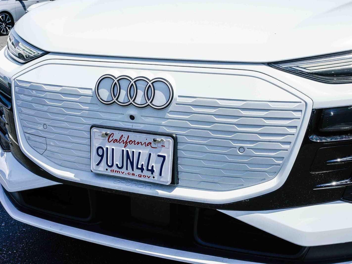 Thumbnail: 2025 Audi Q6 e-tron - 8