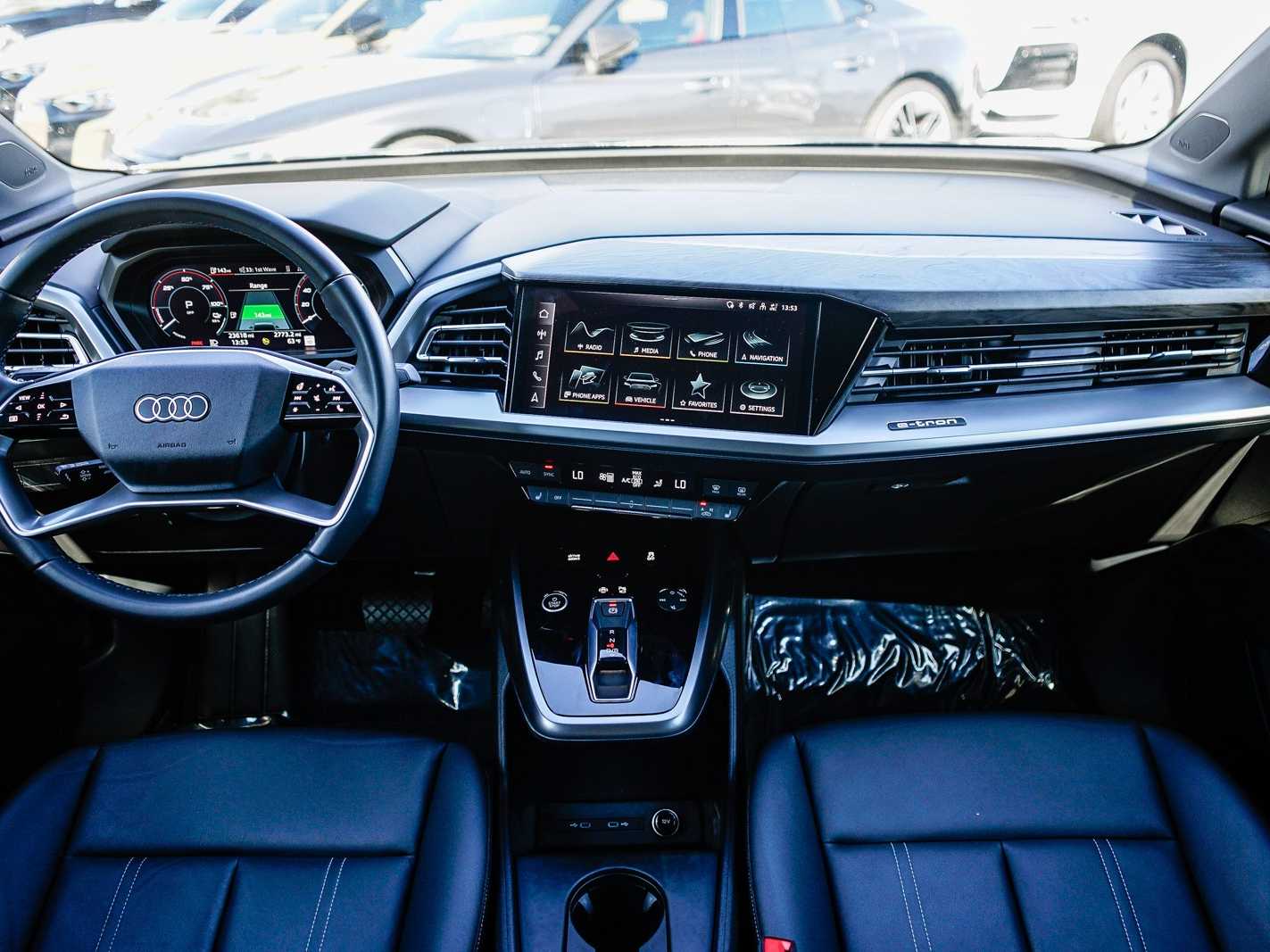 Thumbnail: 2023 Audi Q4 e-tron - 12