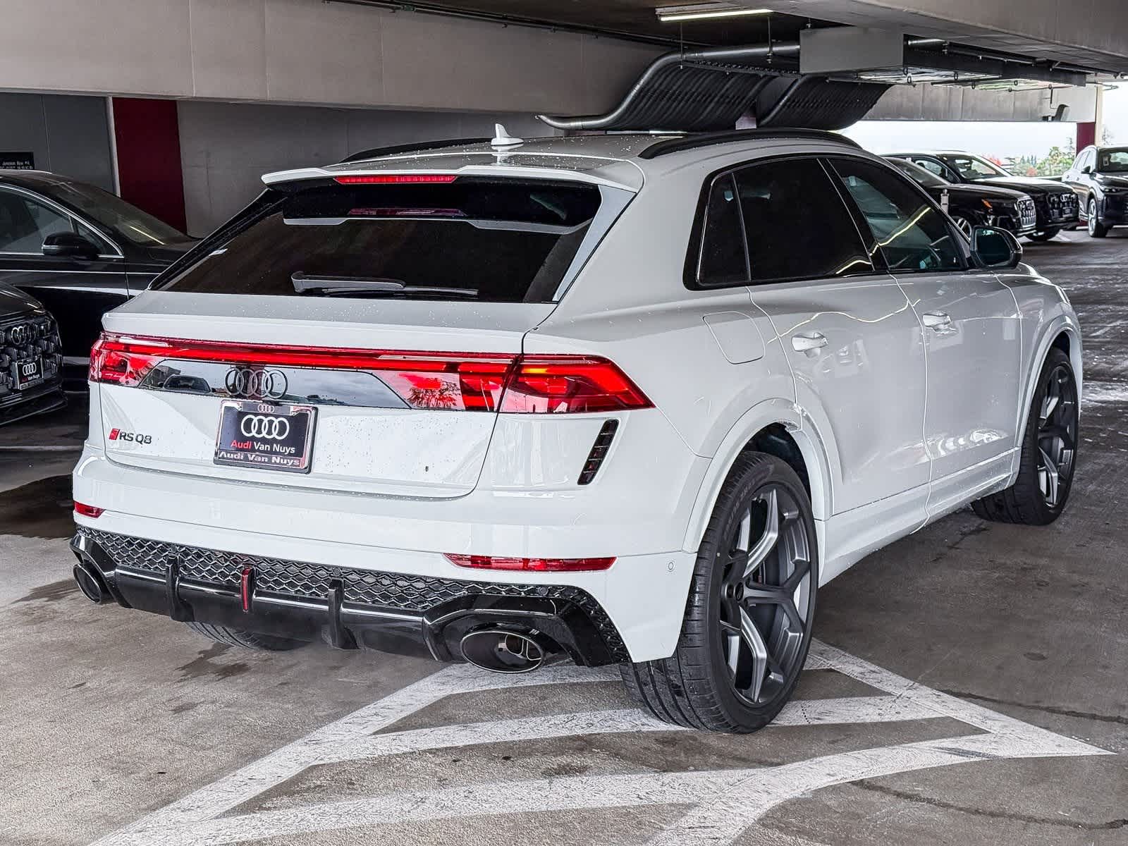 Thumbnail: 2026 Audi RS Q8 - 4