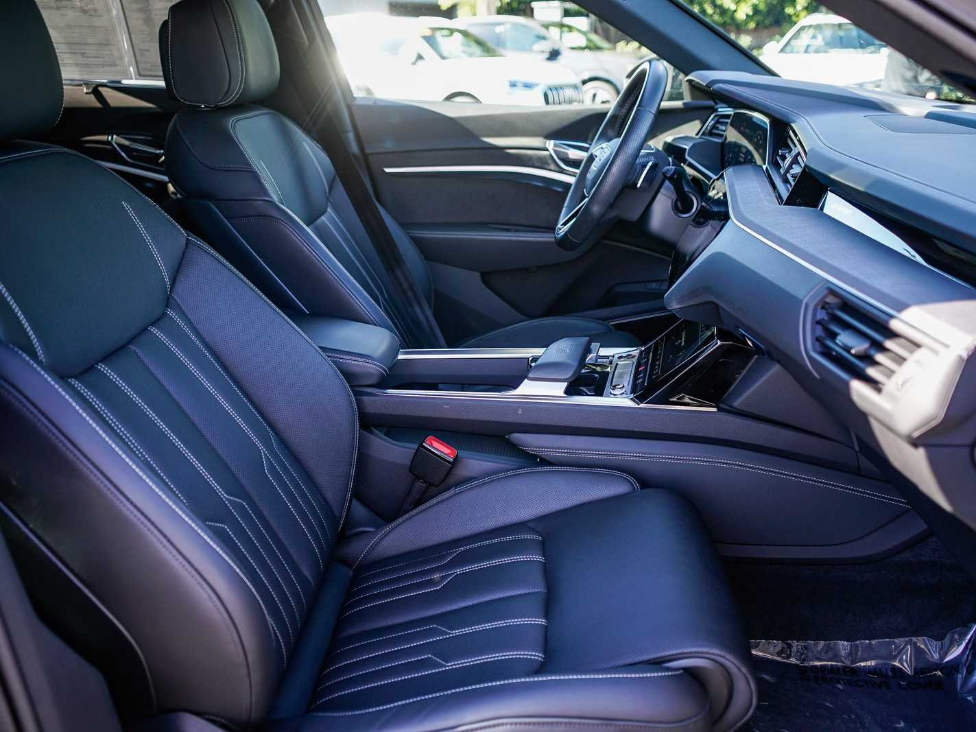 Thumbnail: 2023 Audi e-tron S - 16