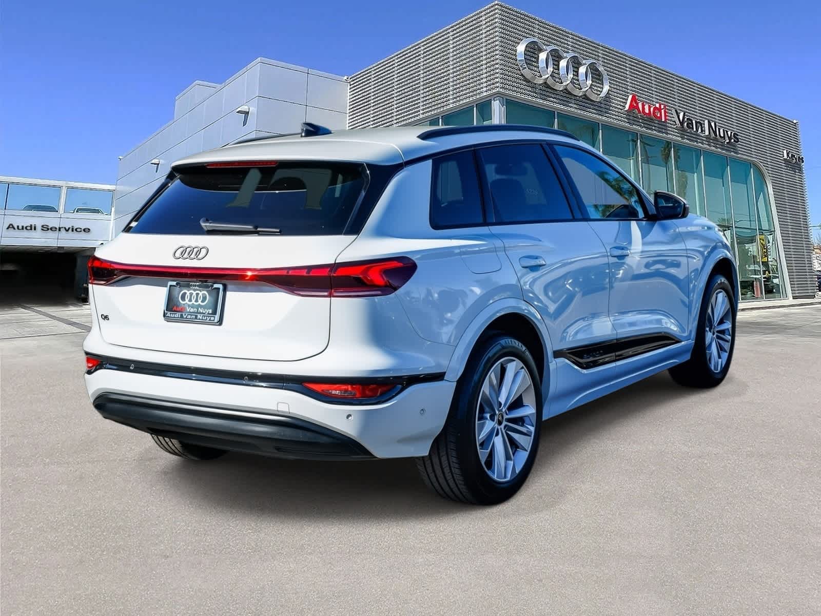 Thumbnail: 2025 Audi Q6 e-tron - 4