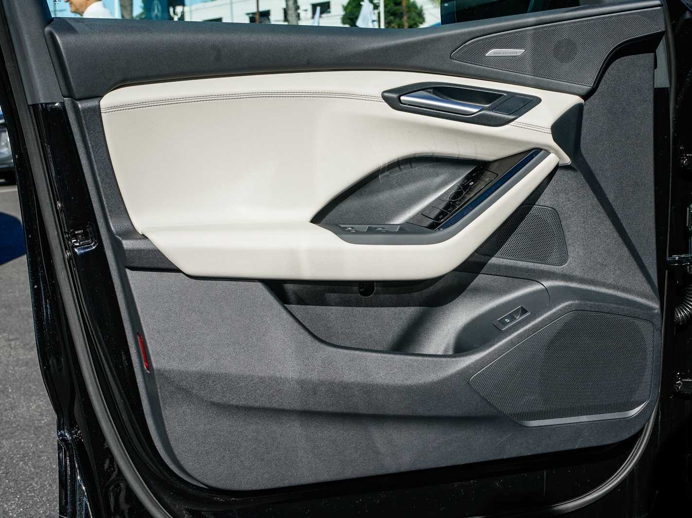 Thumbnail: 2025 Audi Q6 e-tron - 19