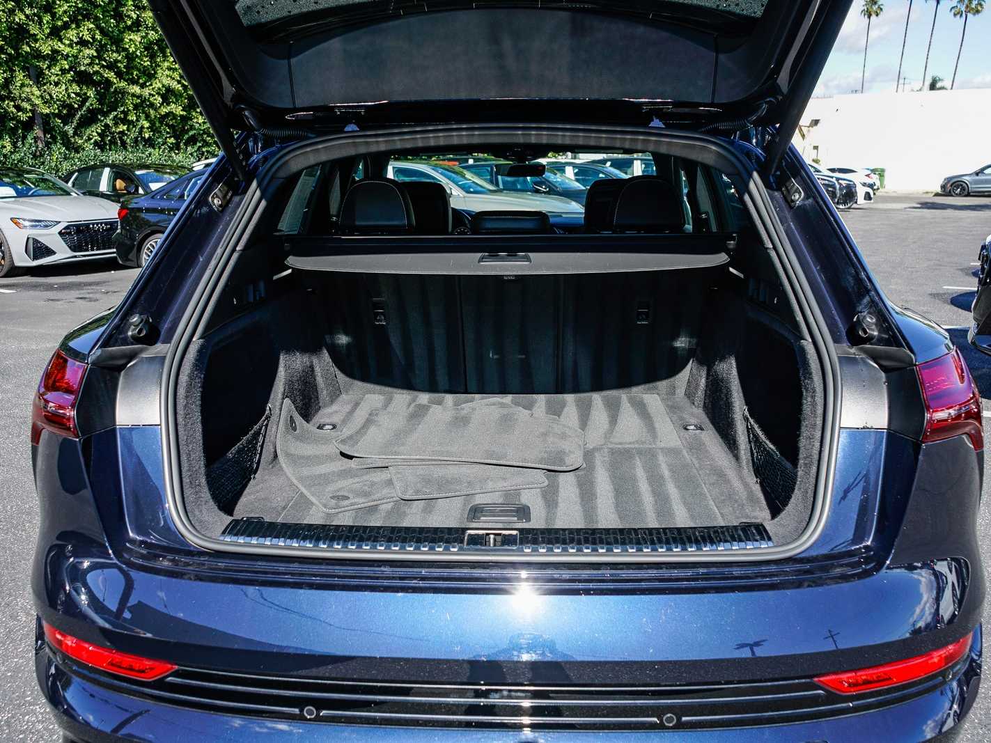 Thumbnail: 2023 Audi e-tron S - 26