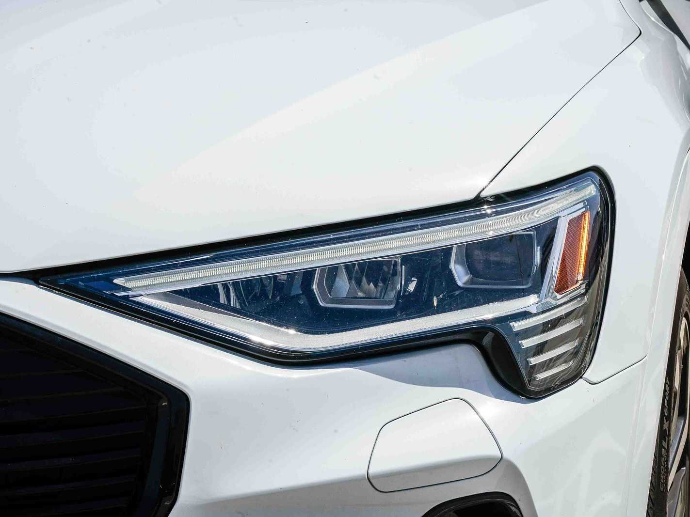 Thumbnail: 2023 Audi e-tron S - 7