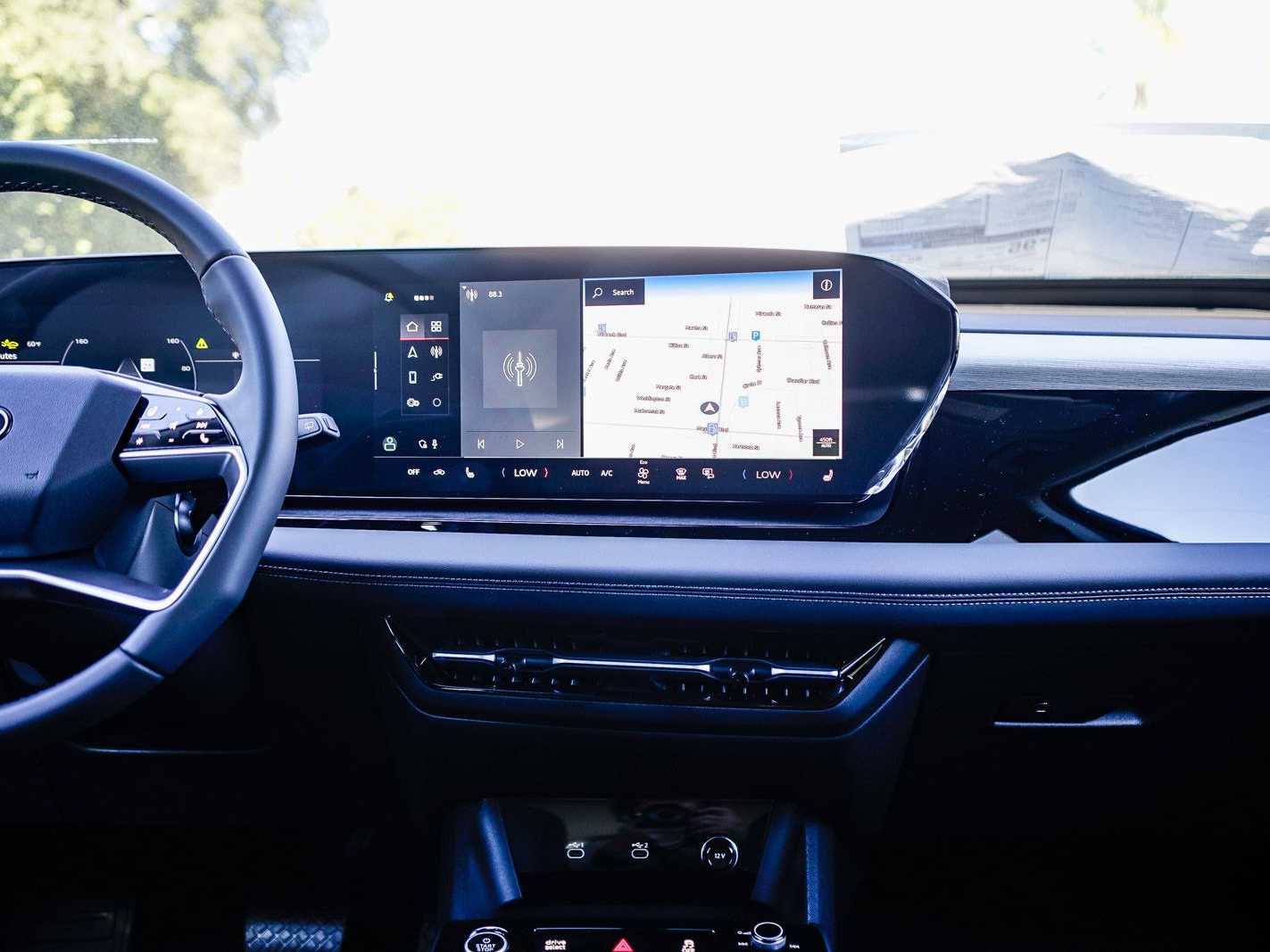 Thumbnail: 2025 Audi Q6 e-tron - 13