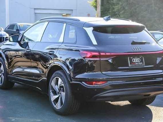 Thumbnail: 2025 Audi Q6 e-tron - 8