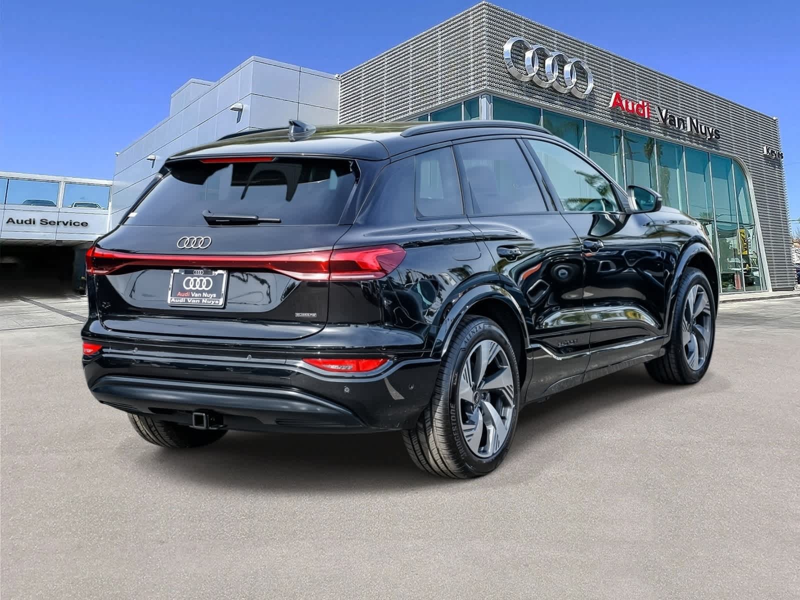 Thumbnail: 2025 Audi Q6 e-tron - 4