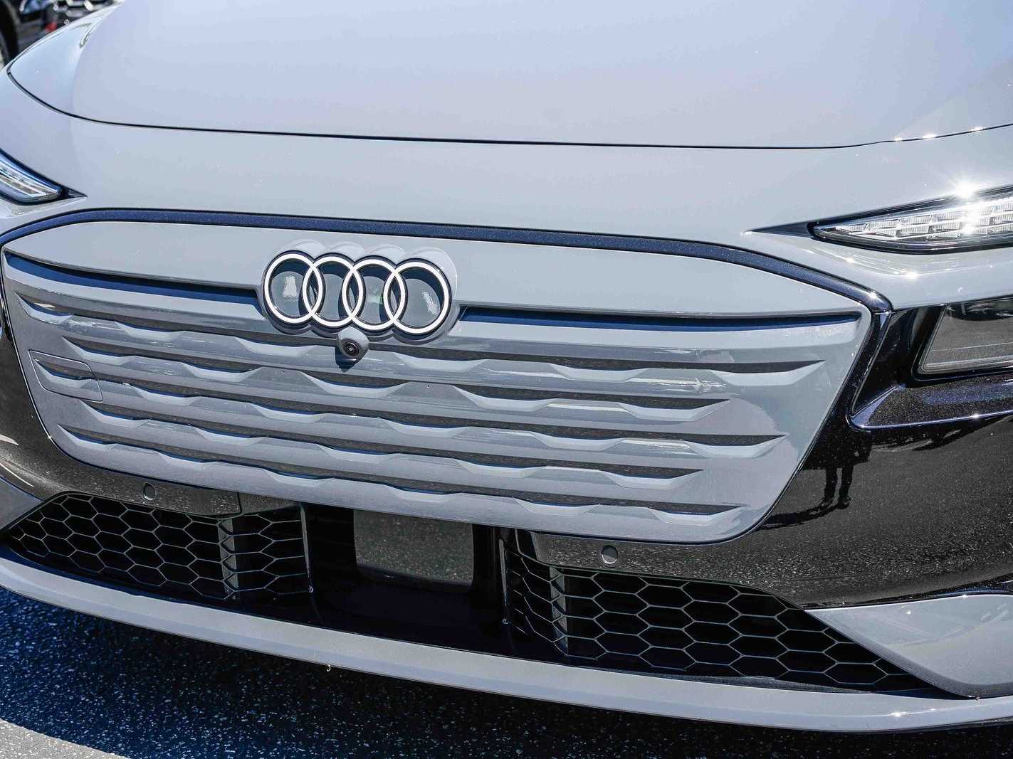 Thumbnail: 2025 Audi e-tron - 8