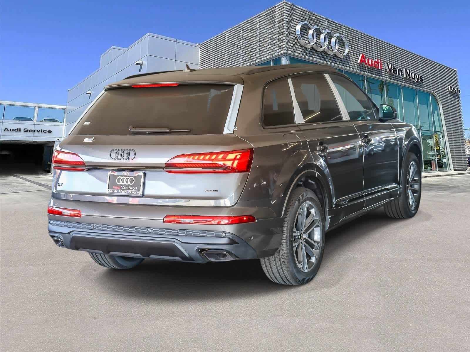Thumbnail: 2026 Audi Q7 - 4