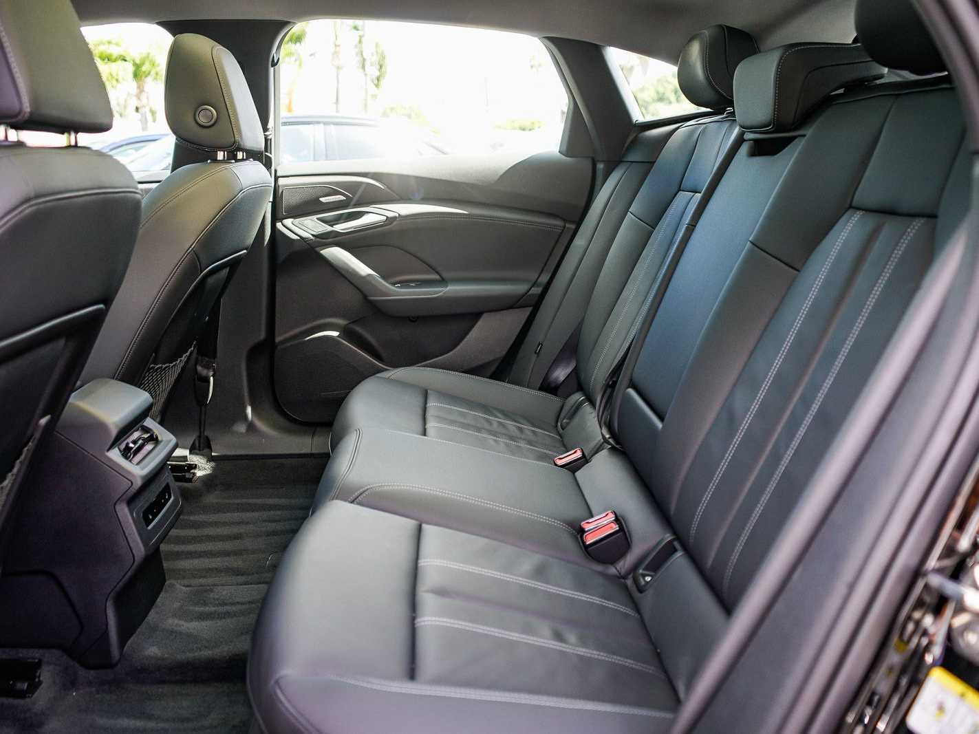 Thumbnail: 2025 Audi e-tron - 18