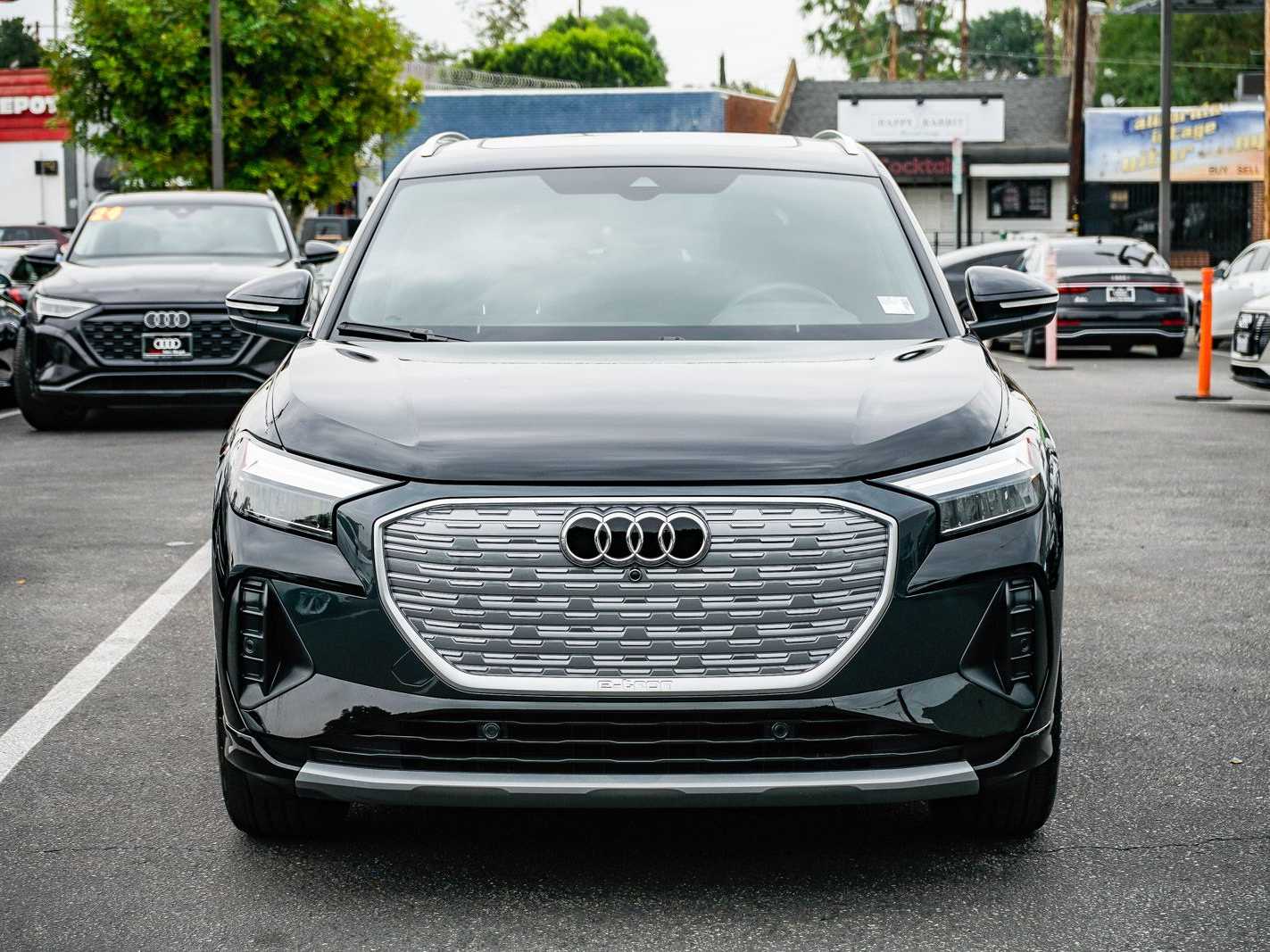 Thumbnail: 2023 Audi Q4 e-tron - 6