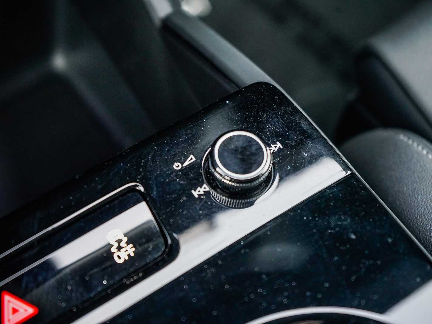 Thumbnail: 2025 Audi Q6 e-tron - 23