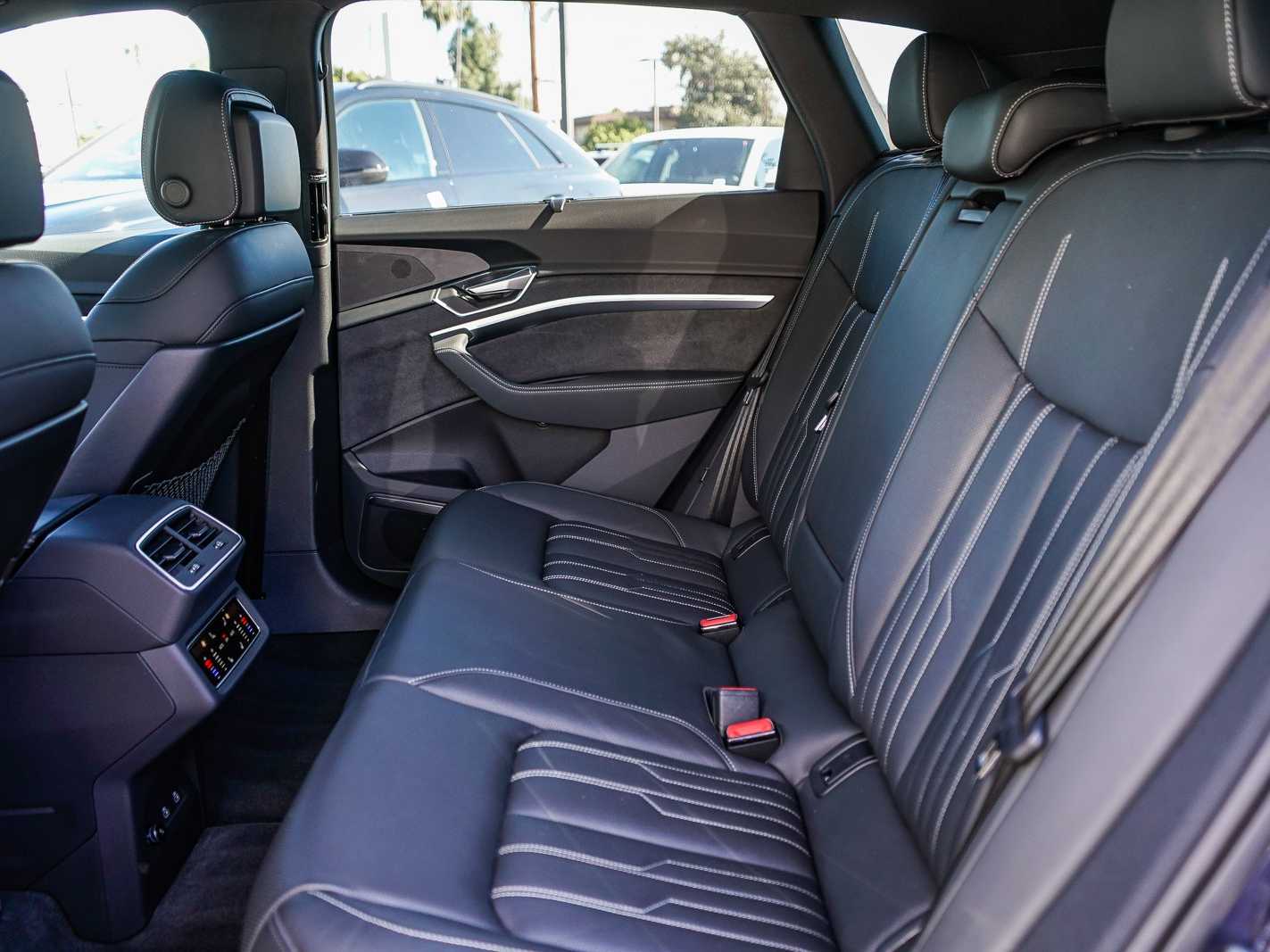 Thumbnail: 2023 Audi e-tron S - 18