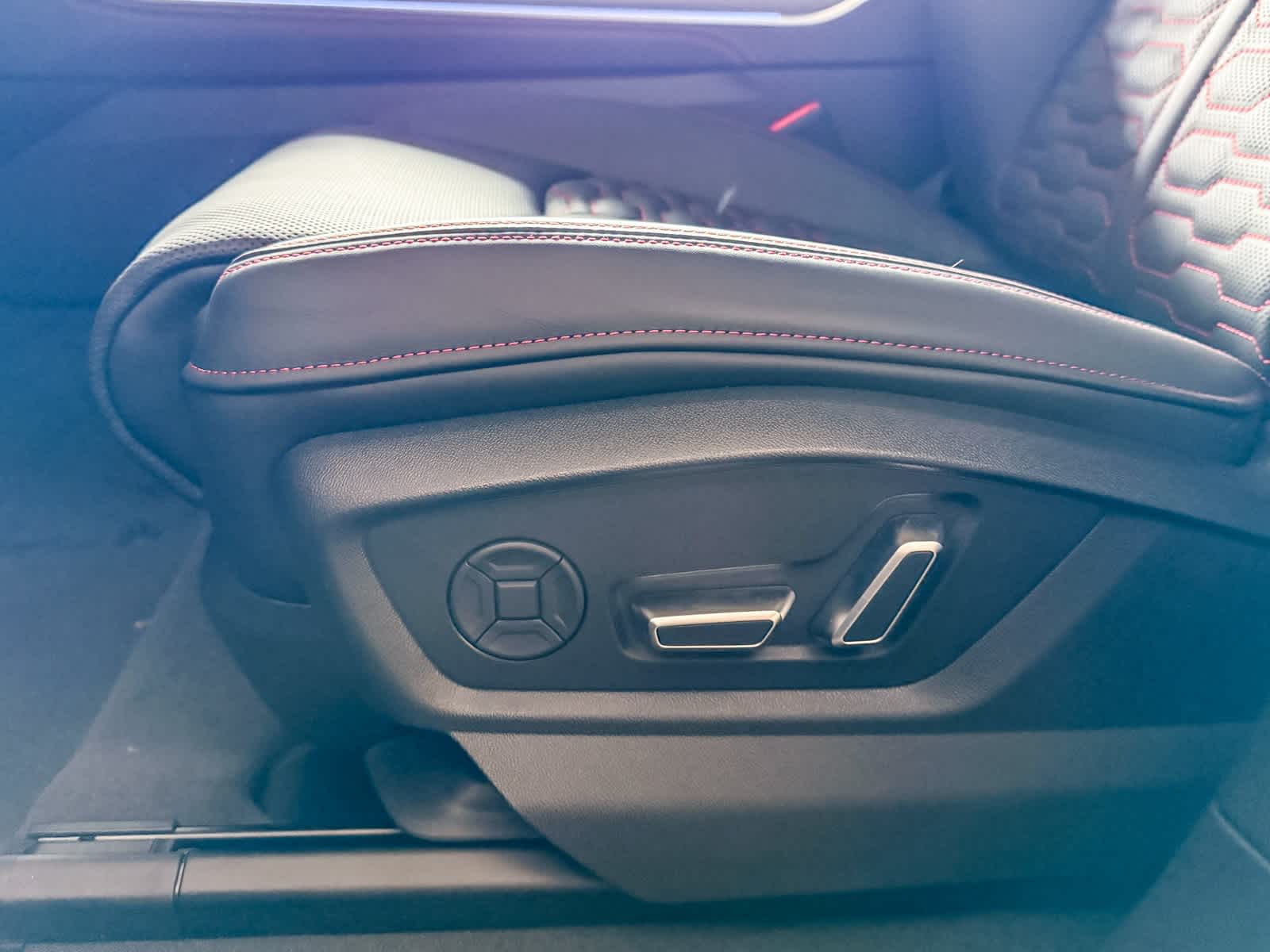 Thumbnail: 2026 Audi RS Q8 - 21