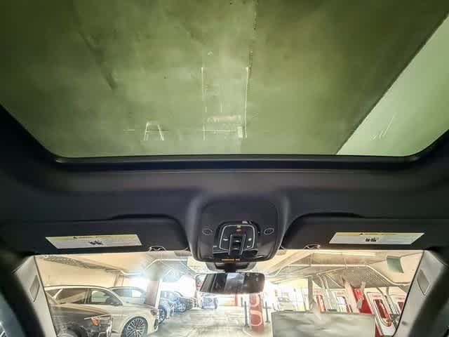 Thumbnail: 2025 Audi RS Q8 - 16