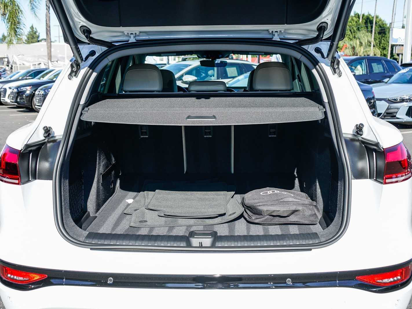 Thumbnail: 2025 Audi Q6 e-tron - 26