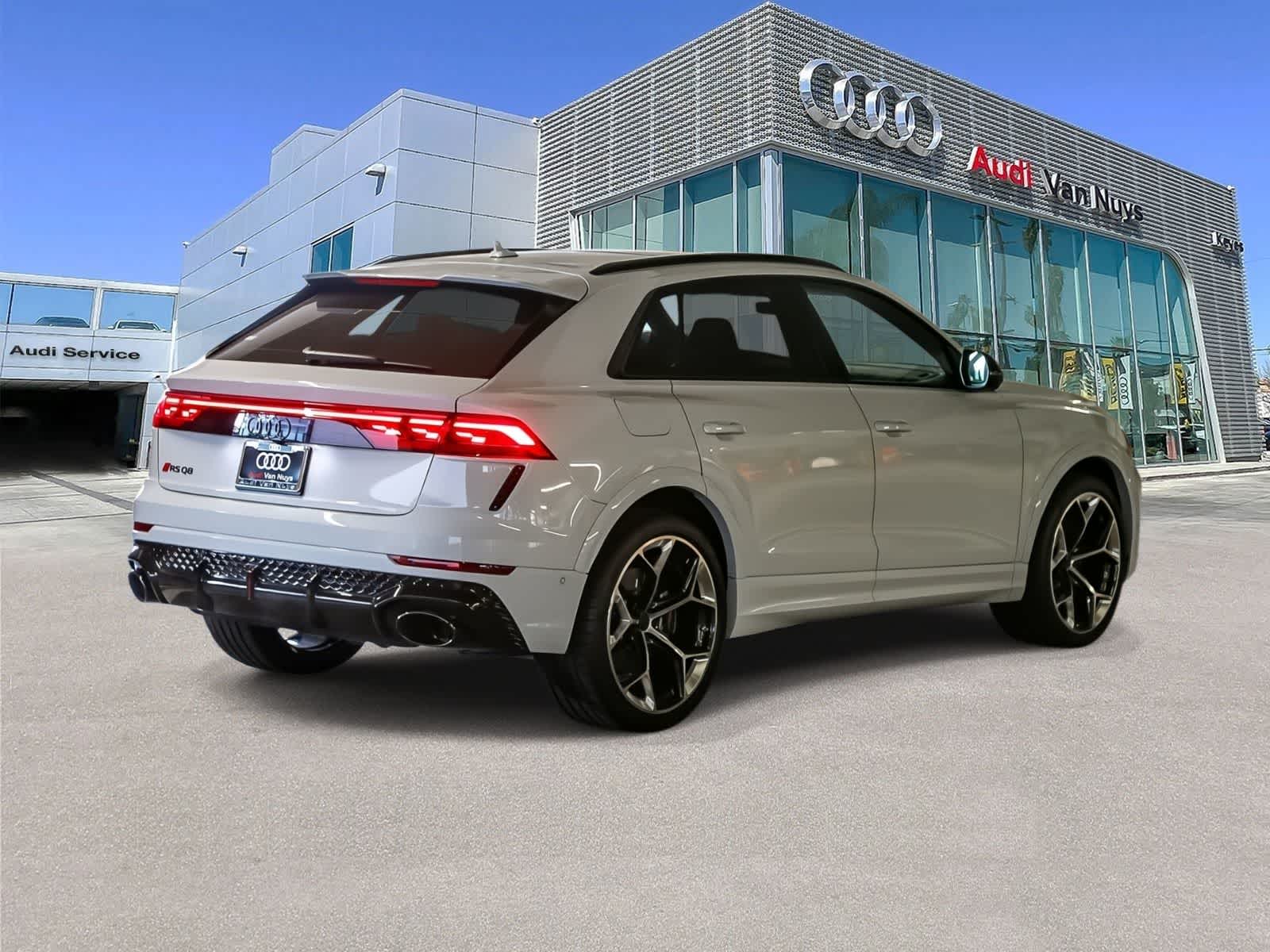 Thumbnail: 2026 Audi RS Q8 - 4