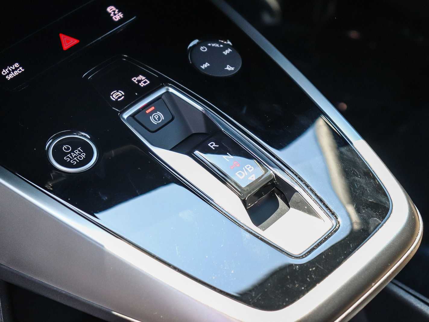 Thumbnail: 2025 Audi Q4 e-tron - 19