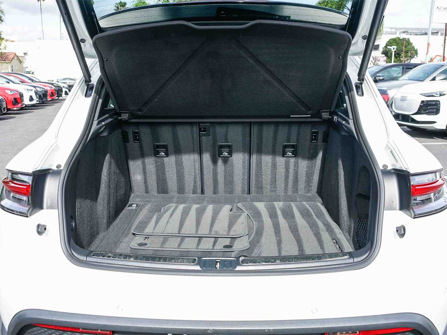 Thumbnail: 2023 Porsche Macan - 28