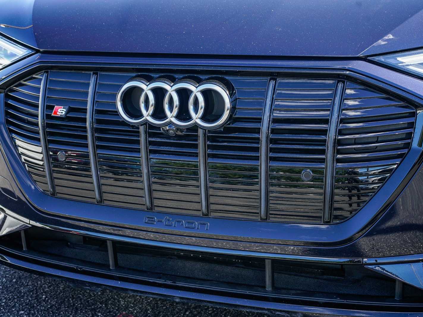 Thumbnail: 2023 Audi e-tron S - 8