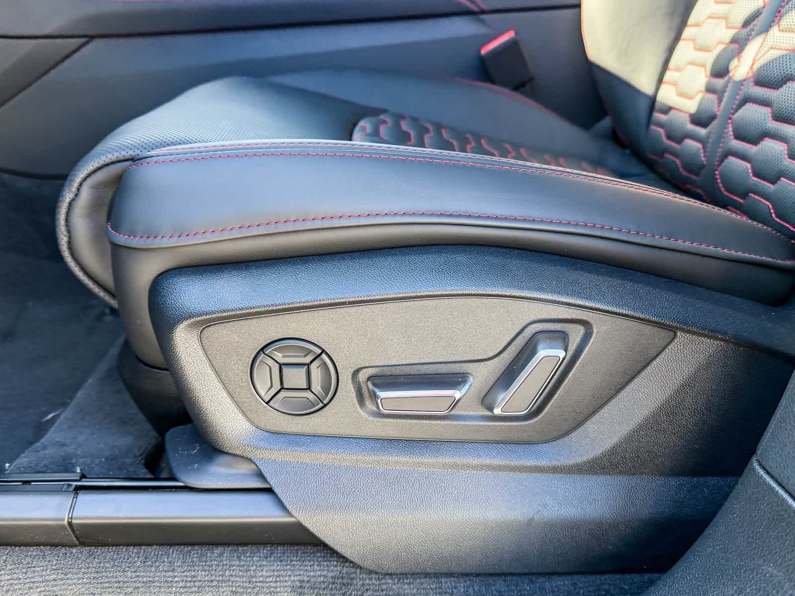 Thumbnail: 2025 Audi RS Q8 - 21