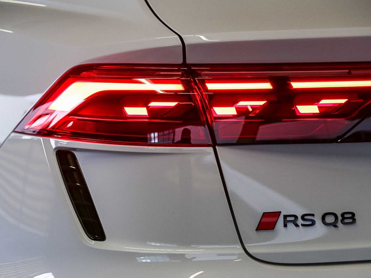 Thumbnail: 2026 Audi RS Q8 - 9