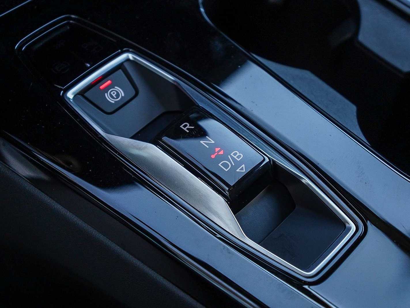 Thumbnail: 2025 Audi Q6 e-tron - 21