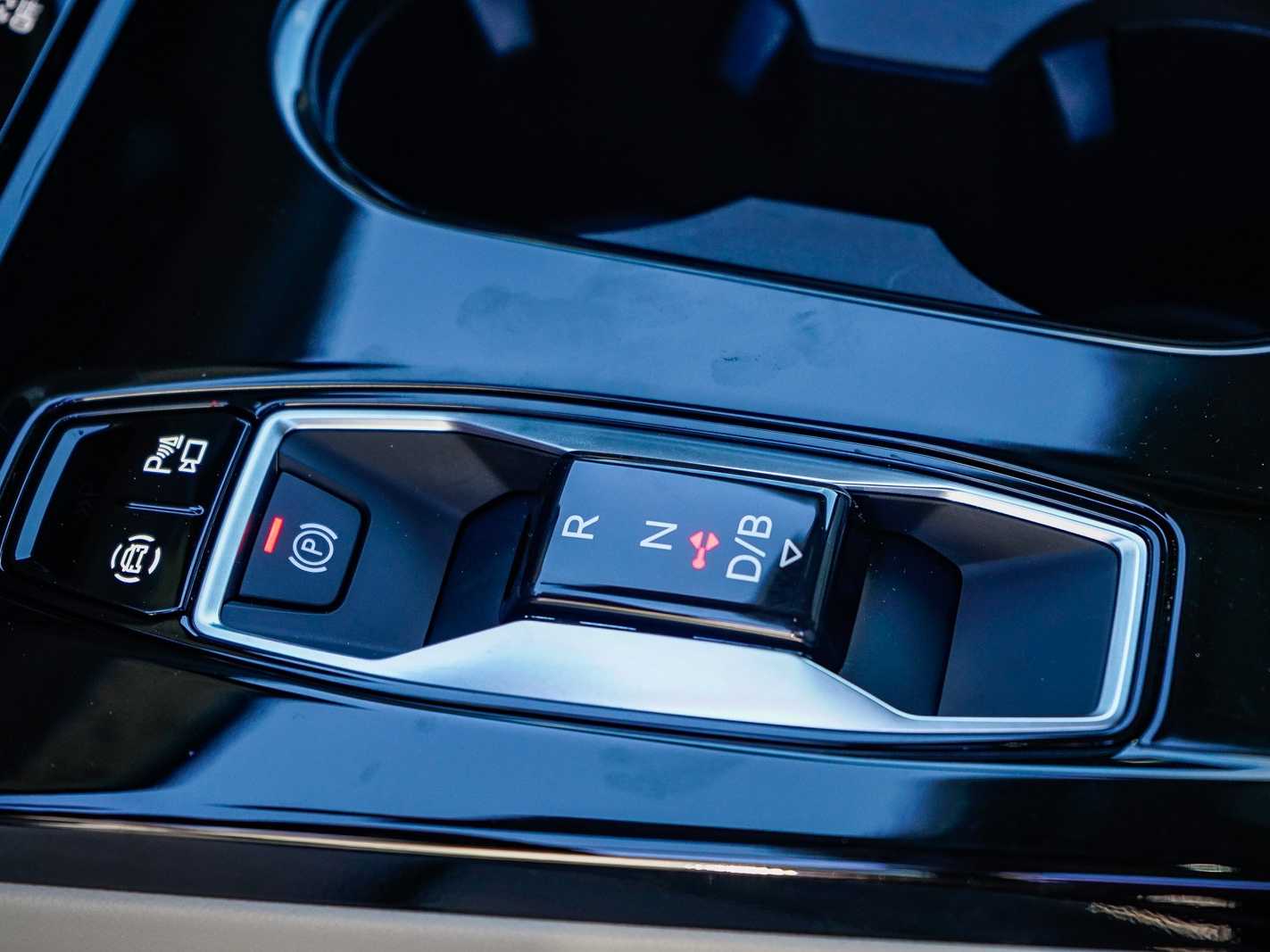 Thumbnail: 2025 Audi Q6 e-tron - 21