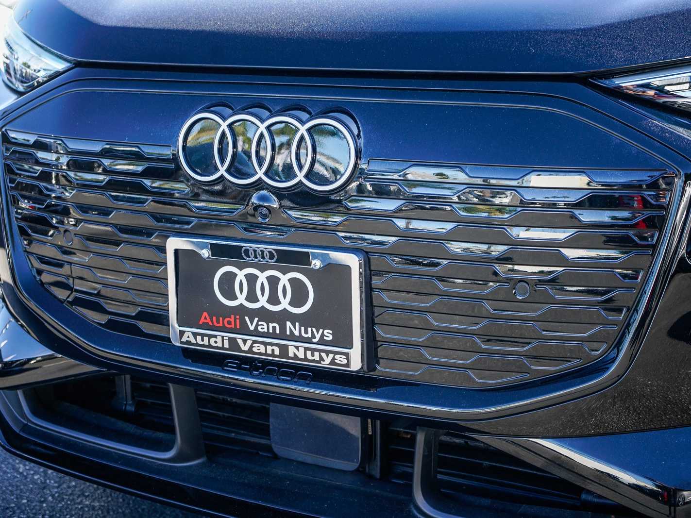 Thumbnail: 2025 Audi Q6 e-tron - 8