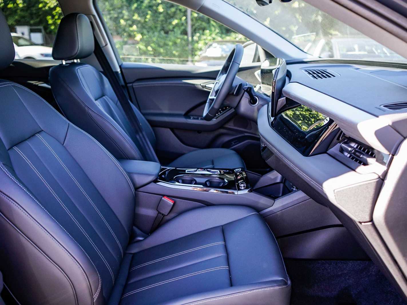 Thumbnail: 2025 Audi Q6 e-tron - 16