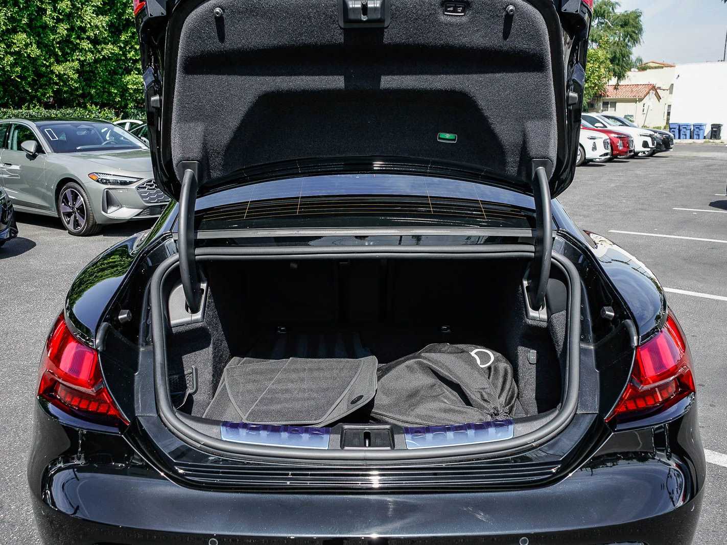 Thumbnail: 2022 Audi e-tron GT - 26