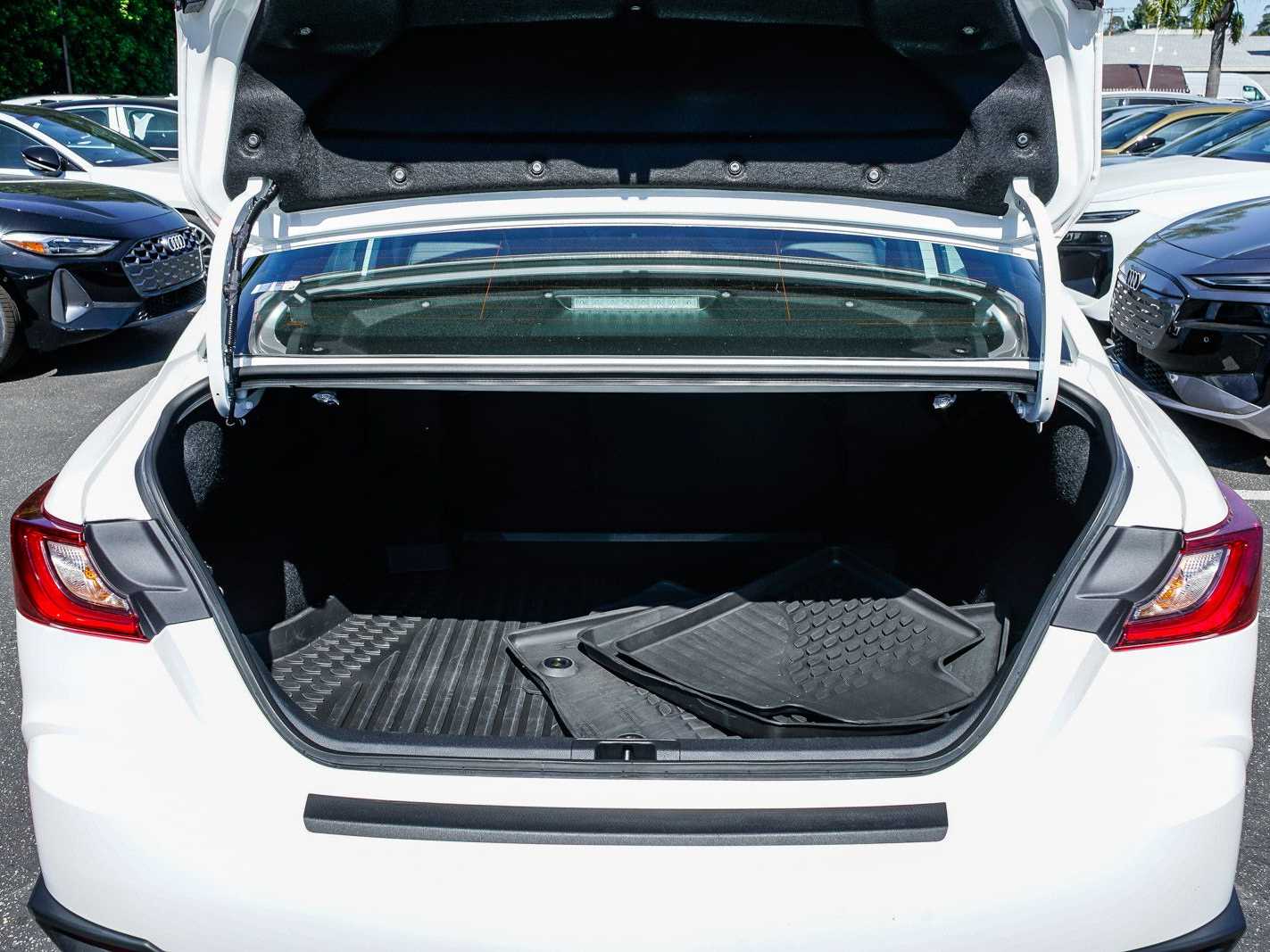 Thumbnail: 2025 Toyota Camry - 25